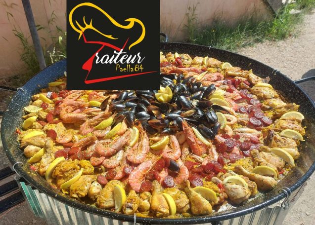 Paella colorée avec fruits de mer ,poulet ,chorizo ,gambas et quatiers de citron